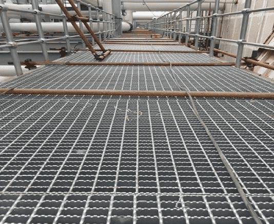 工廠平臺(tái)走道用防滑鋼格柵板廠家定做。